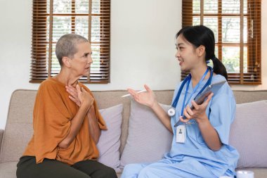 Genç bir hemşire sağlık sorunları ve tedaviyi anlatıyor. Sağlık sorunları yüzünden stres altında olan yaşlı kadınların sağlık hizmetleri..