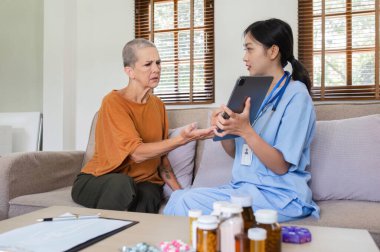 Genç bir hemşire sağlık sorunları ve tedaviyi anlatıyor. Sağlık sorunları yüzünden stres altında olan yaşlı kadınların sağlık hizmetleri..