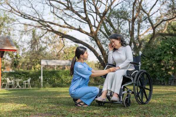 Mladý Asijské Péče Pomocník Asií Starší Žena Invalidním Vozíku Relaxovat Royalty Free Stock Obrázky