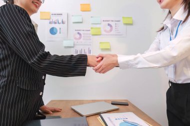 İş birleşme ve satın alma, başarılı müzakere, tokalaşma, ortaklık ve iş anlaşması konseptine ortak olmak için iki iş adamı el sıkışması...