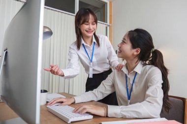 Ofis konferans odasında proje stratejisini tartışan iki işadamı iş arkadaşlarıyla proje planlamasını tartışıyor ve mali rapor hakkında tavsiyelerde bulunuyor..