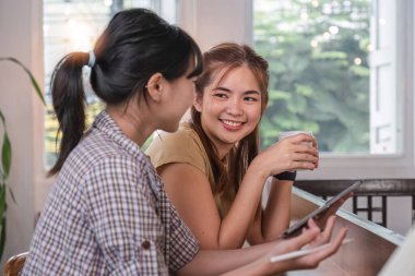 Toplantı odasındaki mali raporun analizi ve tartışılması için Asyalı iş danışmanı toplantısı. Yatırım Danışmanı.