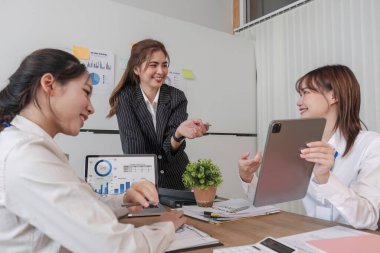 İş Adamları Toplantısı, gelecek ay kaliteyi artırmak için dizüstü bilgisayar, hesap makinesi, defter ve borsa çizelgesi kullanarak olacak. Konferans Kurumu Konsepti..