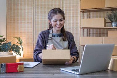 Küçük işletme sahibi ofisteki ürün stoklarını kontrol ediyor..