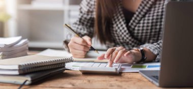 Kapatın, iş kadını matematik finansmanı için hesap makinesi kullanıyor ofis ve iş geçmişi, vergi, muhasebe, istatistik ve analitik araştırma konsepti..