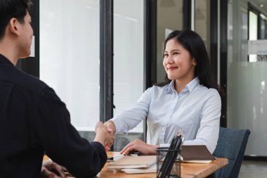 Karşılıklı işbirliği müşteri ve satıcı anlaşması sonra başarılı otomobil kredisi sözleşme satın alma veya satış yeni araç.