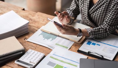 Kapatın, iş kadını matematik finansmanı için hesap makinesi kullanıyor ofis ve iş geçmişi, vergi, muhasebe, istatistik ve analitik araştırma konsepti..