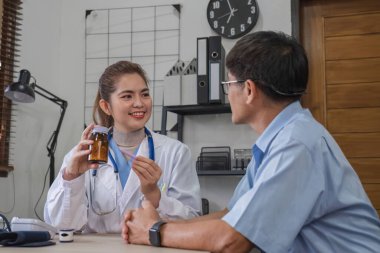 Kadın bir doktor yaşlı bir erkek hastaya hastalıklar ve ilaçlar hakkında tavsiye veriyor. 60 yaşında, sağlık muayenesi ve sağlık hizmetleri kavramı.