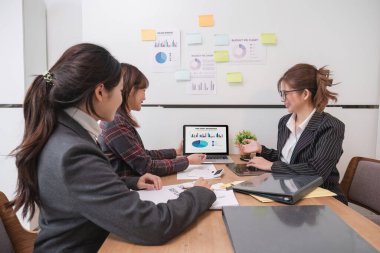 Toplantı odasındaki mali raporun analizi ve tartışılması için Asyalı iş danışmanı toplantısı. Yatırım Danışmanı, Mali Danışman ve Muhasebe Konsepti.