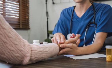 Sağlık hizmetlerini kapatın ve hastane tıbbındaki kadın doktorların steteskopuyla veya iyi sağlık kalp hastalıkları ve tıbbi testlerle kontrol edin..