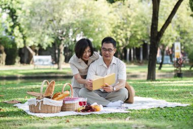 Yaşlı bir çift parkta piknik yapıyor. Rahat bir parkta emeklilikten sonra sevgilerini, desteklerini ya da tekrar bir araya geldiklerini gösteriyorlar. Ve yaşlı erkekler ve kadınlar arka bahçedeki paspasların üzerinde mutlu mesut otururlar...