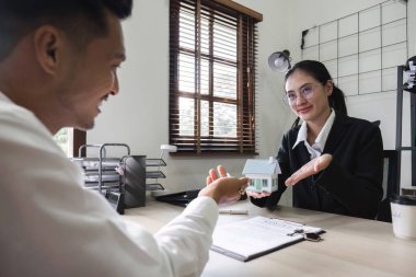 Menajerler ve müşteriler tarafından birbirlerine verilen ev planları. Mükemmel müzakere fikirleri ve satın alma sözleşmesini tartışmak. Sigorta yaptırmak ya da emlak veya mülk ödünç almak.