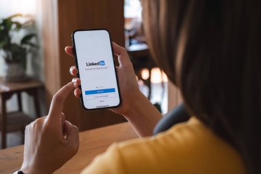 CHIANG MAI, THAILAND - 16 Kasım 2023: LinkedIn uygulamalı iPhone 14 ekranda. LinkedIn iş odaklı bir sosyal ağ hizmetidir..