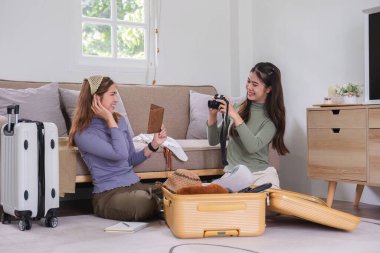 İki Asyalı bayan arkadaş bavullarını toplayıp bir tatil planlıyorlar. Birlikte tatile çıkmadan önce..