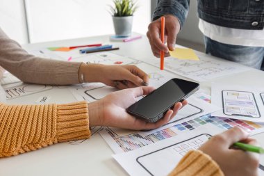 Web yaratıcı takımı Grafik Tasarımcı Beyin Fırtınası Planları mobil uygulama ve geliştirme modeli geliştirme süreci için ux ui uygulamasını çiziyor.