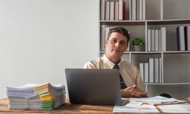 Ofisteki bir masada oturan kendinden emin bir iş adamının portresi. Dizüstü bilgisayar kullanarak. İşadamı.