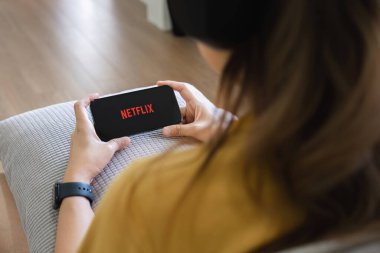 CHIANG MAI, THAILAND 15 DEC 2023: iPhone 14 ekranında Netflix logosu. Netflix, televizyon bölümleri ve filmler için uluslararası bir abonelik hizmetidir..