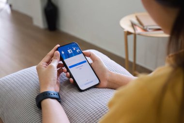 CHIANG MAI, THAILAND - 15 DEC 2023: Facebook sosyal medya uygulaması logosu giriş, mobil uygulama kayıt sayfası iPhone 14 üzerinde e-ticaret alışveriş işi yapan kişilerle ilgili..
