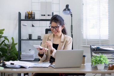 İş kadını, ofis ve iş geçmişinde, vergi, muhasebe, istatistik ve analitik araştırma kavramında matematik finansmanı için hesap makinesi kullanıyor..