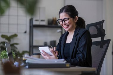 İş kadını, ofis ve iş geçmişinde, vergi, muhasebe, istatistik ve analitik araştırma kavramında matematik finansmanı için hesap makinesi kullanıyor..