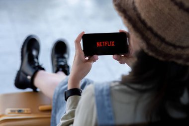CHIANG MAI, THAILAND JAN 2, 2024: iPhone 14 ekranında Netflix logosu. Netflix, televizyon bölümleri ve filmler için uluslararası bir abonelik hizmetidir..