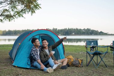 Mutlu Asyalı eşcinsel çift ormanda kamp yapıyor. Romantik meslek gezisi. lgbt kavramı.