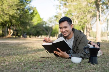 Asyalı yürüyüş turistleri boş zamanlarını kamp yaparak, dinlenerek ve dışarıda aktiviteler yaparak geçirirler...