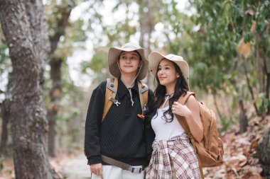 Asyalı bir çift boş zamanlarını birlikte yürüyüş yaparak geçirir...