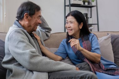 60 'lı yaşlarda yaşlı bir çift boş zamanlarını oturma odasındaki kanepede birlikte eğlenerek geçirir...