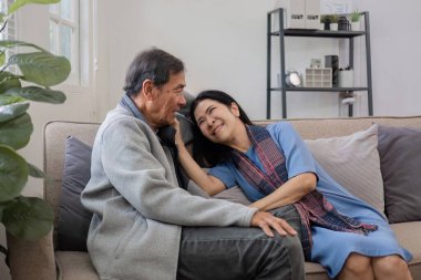 60 'lı yaşlarda yaşlı bir çift boş zamanlarını oturma odasındaki kanepede birlikte eğlenerek geçirir...