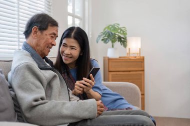 60 'lı yaşlarda yaşlı bir çift boş zamanlarını oturma odasındaki kanepede birlikte eğlenerek geçirir...
