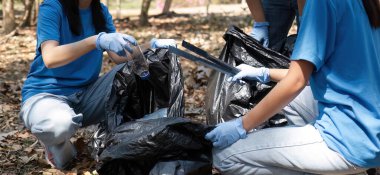 Bir grup Asyalı gönüllü, doğal ekosistemi korumak için çöpleri plastik poşetlerle topluyor ve ormandaki alanları temizliyor...