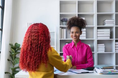 İki Afro-Amerikalı iş kadını çalışma ve planlama ve finans konularında danışmanlık yapıyorlar...