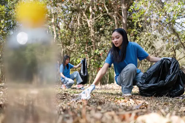Bir grup Asyalı gönüllü, doğal ekosistemi korumak için plastik poşetlerde ve ormandaki temizlik alanlarında çöp topluyor...