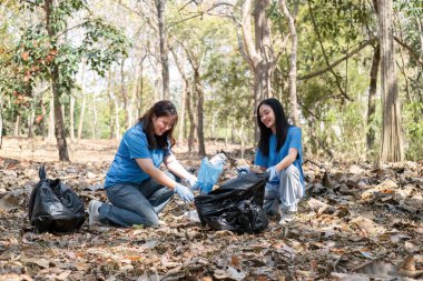 Bir grup Asyalı gönüllü, doğal ekosistemi korumak için plastik poşetlerde ve ormandaki temizlik alanlarında çöp topluyor...