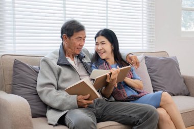 60 'lı yaşlarda bir çift boş zamanlarını oturma odasındaki kanepede oturup kitap okuyarak, dinlenerek ve eğlenerek geçirir...