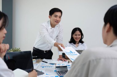 Asyalı iş adamlarından oluşan bir ekip, bir ofis konferans odasında ofis yönetimi hakkında fikir alışverişinde bulundu...