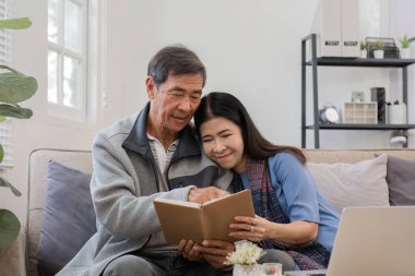 60 'lı yaşlarda bir çift boş zamanlarını oturma odasındaki kanepede oturup kitap okuyarak, dinlenerek ve eğlenerek geçirir...