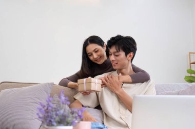 Romantik genç çiftler yıldönümlerinde ya da sevgililer gününde birbirlerine hediyelerle sürpriz yaparlar...