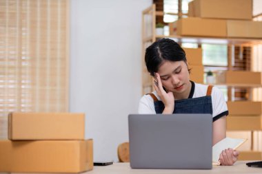 Genç bir bayan girişimci ürünleri çevrimiçi satma ve müşterilere gönderme konusunda stresli hissediyor. Evde satılıyor, evden çalışıyor..