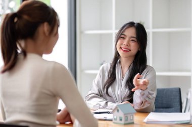 Ev satışları ve emlakçılar, müşterilere satış sözleşmelerini tamamlamak için ev modelleri sağlarlar...