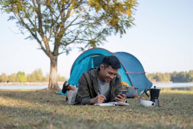 Asyalı turistler boş zamanlarını kamp yaparak, dinlenerek ve dışarıda aktiviteler yaparak geçirirler...