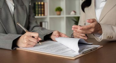 Avukat ve iş kadınları sigorta sözleşmeleri veya finansal sözleşmelerin imzalanmasına ilişkin hukuki tavsiyelerde bulunup sunuyorlar.