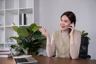 Asyalı üniversite öğrencisi evde oturup bilgisayarlarında bir video programı kullanarak ders çalışıyor...