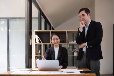 Ofis odasında projeyi tartışan iki işadamı, iş arkadaşlarıyla modern işyerindeki proje planlamasını tartışırken, mali veri raporu hakkında tartışma ve danışmanlık yapıyor...