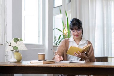 Genç kız özel bir tatilde internette ders çalışıyor ve evde ödev yapıyor...