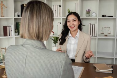 Bir avukat ve bir iş kadını bir iş sözleşmesi imzalamak için hukuki tavsiyeyi tartışıyorlar. Sigorta ya da finansal sözleşme imzalamak.