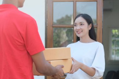 Sipariş edildiği gibi teslimatçı paketi evin önündeki güzel bir kadına teslim etti...