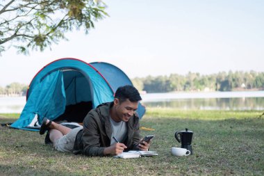 Asyalı turistler boş zamanlarını kamp yaparak, dinlenerek ve kitap okuyarak geçirirler. Ve mutlu bir şekilde açık hava aktiviteleri yapıyoruz..