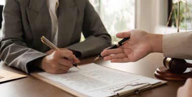 Bir avukat ve bir iş kadını bir iş sözleşmesi imzalamak için hukuki tavsiyeyi tartışıyorlar. Sigorta ya da finansal sözleşme imzalamak.